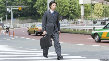 Скромный японский бизнесмен пересекает улицу