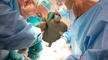 Хирурги над телом