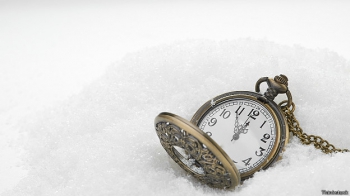 Карманные часы на снегу